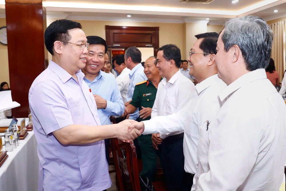 Chủ tịch Quốc hội Vương Đình Huệ cùng các lãnh đạo trong Ban Thường vụ Tỉnh ủy Bình Phước. Ảnh: Quochoi.vn