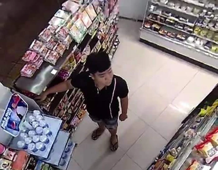 Hình ảnh từ camera ghi lại cảnh nam thanh niên trộm đồ tại cửa hàng tiện lợi ở quận Bình Thạnh, TP.HCM. Ảnh: Cắt từ clip