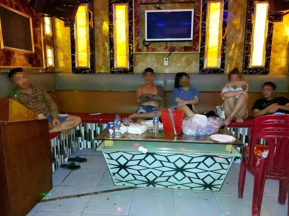 Nhóm người sử dụng ma túy bị công an phát hiện tại quán karaoke. Ảnh: CTV