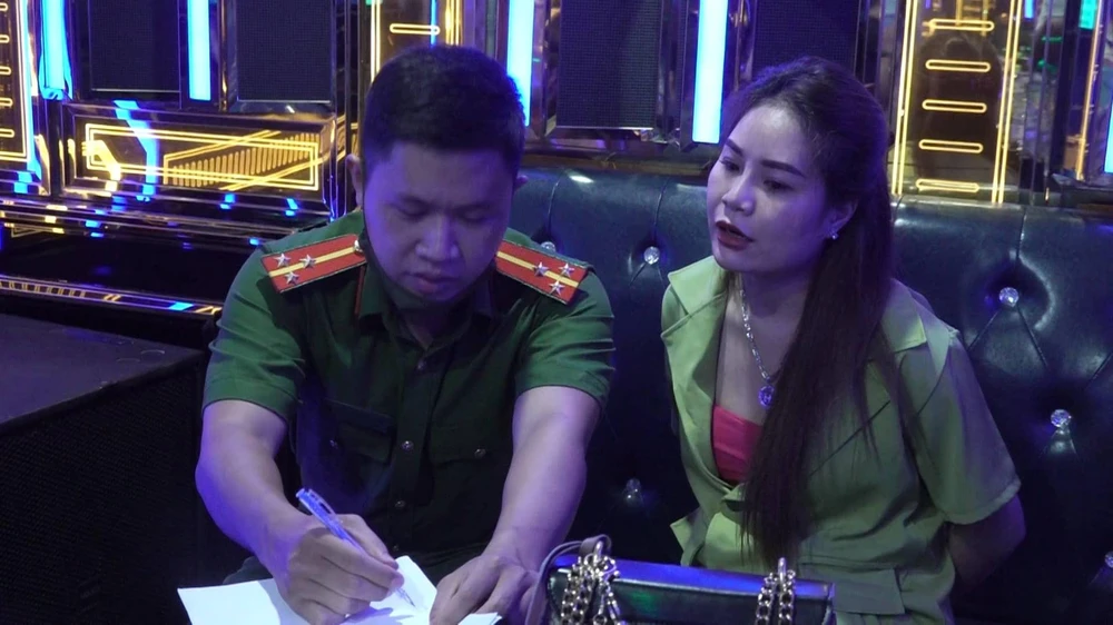 Nguyễn Thị Thơm, quản lý nhân viên quán karaoke Hollywood bị bắt quả tang khi đang mua bán trái phép chất ma túy. Ảnh: HT