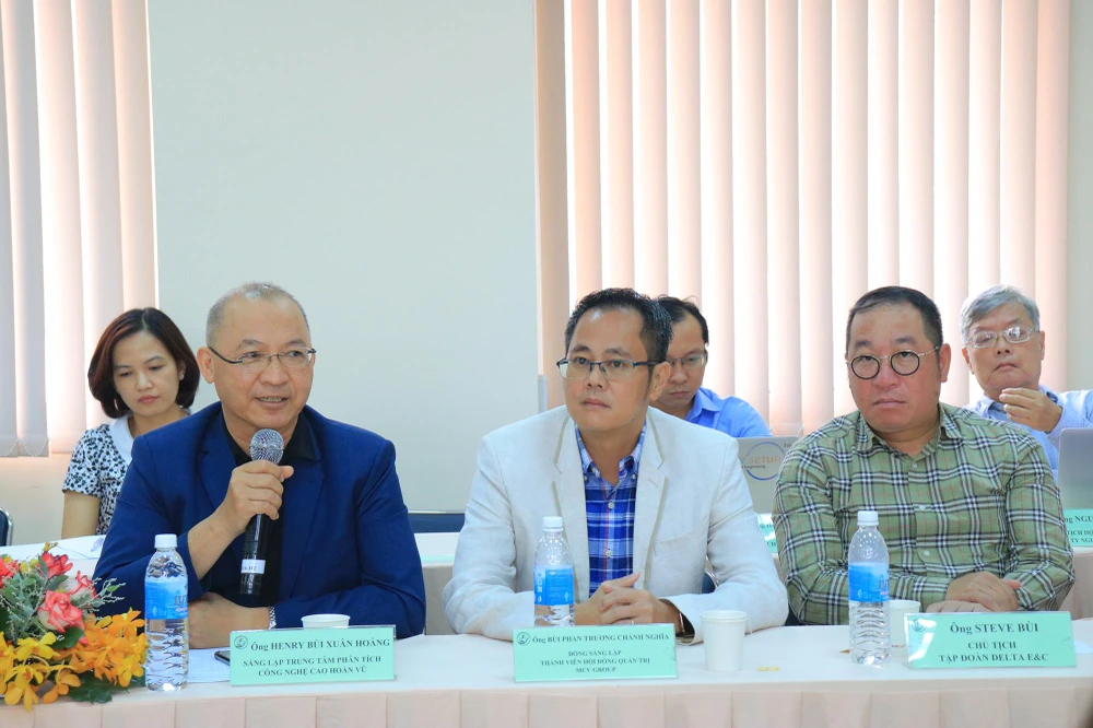 Ông Bùi Xuân Hoàng (kiều bào Mỹ) bày tỏ trăn trở trước vấn đề xuất khẩu nông sản của Việt Nam. Ảnh: VÕ THƠ