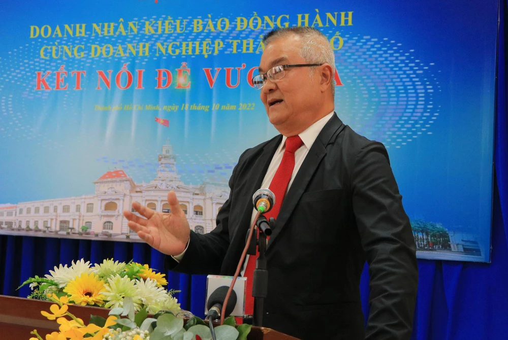 Tiến sĩ Lê Hoàng Thế, Phó Chủ tịch Hiệp hội Doanh nhân Việt Nam ở nước ngoài đề xuất các giải pháp. Ảnh: VÕ THƠ