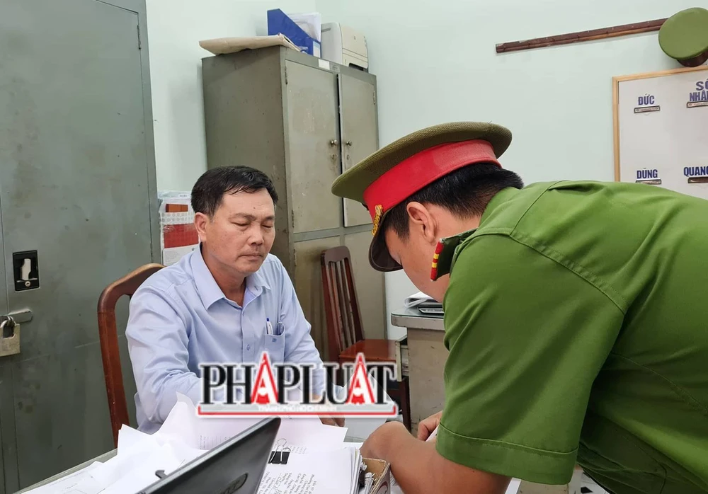 Công an đang tống đạt lệnh bắt tạm giam đối với ông Nguyễn Văn Hồng, Tổng Giám đốc Công ty Cổ phần Tín Nghĩa. Ảnh: VŨ HỘI