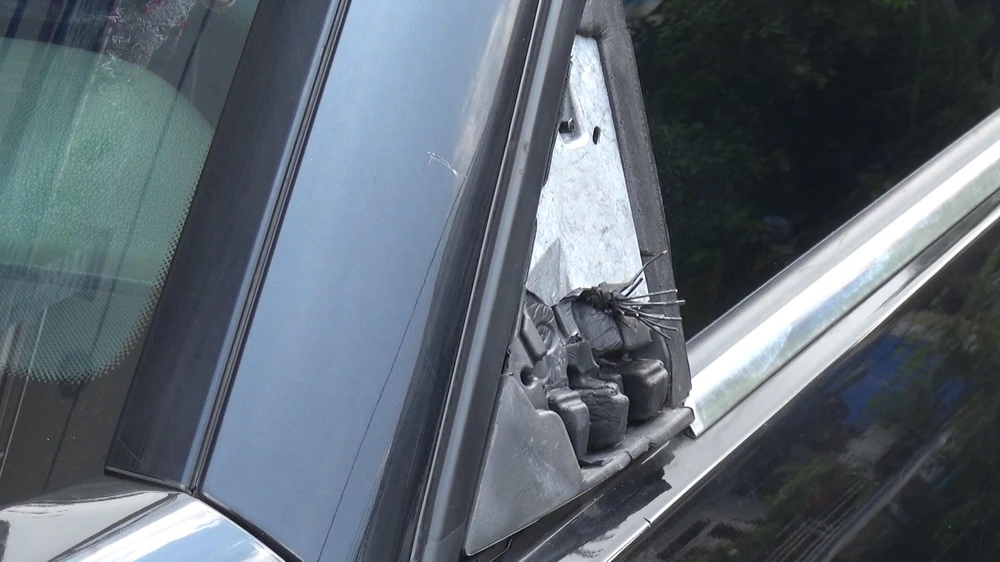 Ô tô bị bẻ kính chiếu hậu trong đêm ở quận 6. Ảnh: NY