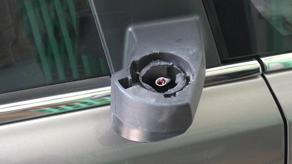 Nhiều ô tô bị bẻ kính. Ảnh: NY