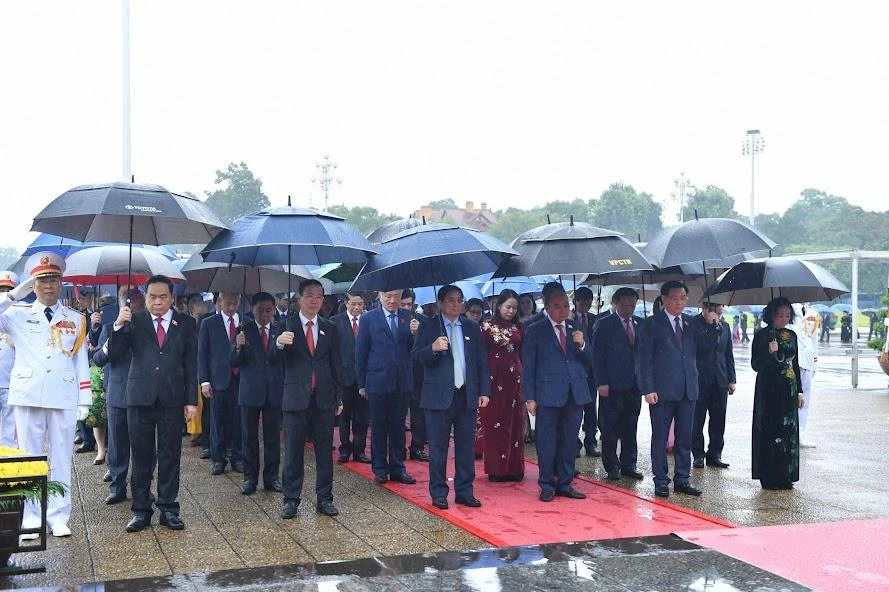 Các lãnh đạo Đảng, Nhà nước thành kính tưởng nhớ Chủ tịch Hồ Chí Minh. Ảnh: VGP