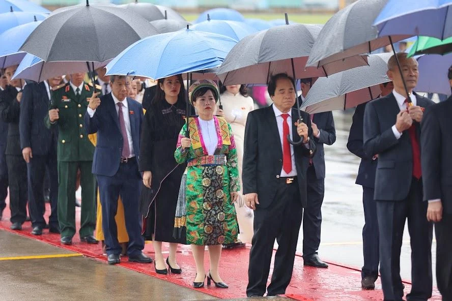 Các đại biểu vào Lăng viếng Chủ tịch Hồ Chí Minh. Ảnh: VGP