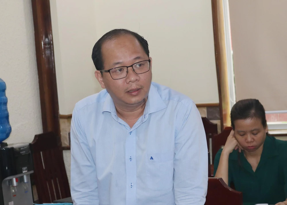 Chủ tịch UBND huyện Hóc Môn Dương Hồng Thắng báo cáo tại buổi giám sát. Ảnh: THÚY NHI Chủ tịch UBND huyện Hóc Môn Dương Hồng Thắng báo cáo tại buổi giám sát. Ảnh: THÚY NHI