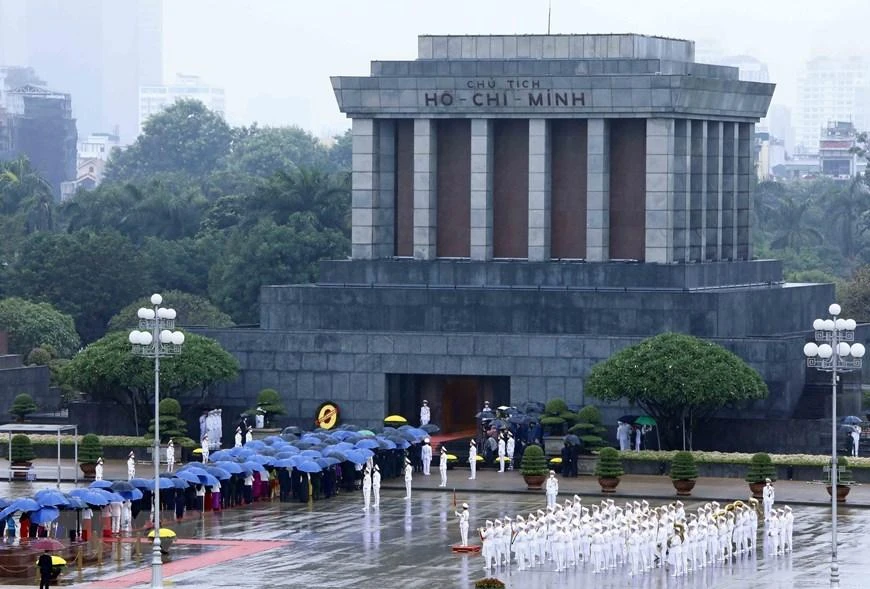 Các đại biểu vào Lăng viếng Chủ tịch Hồ Chí Minh. Ảnh: TTXVN