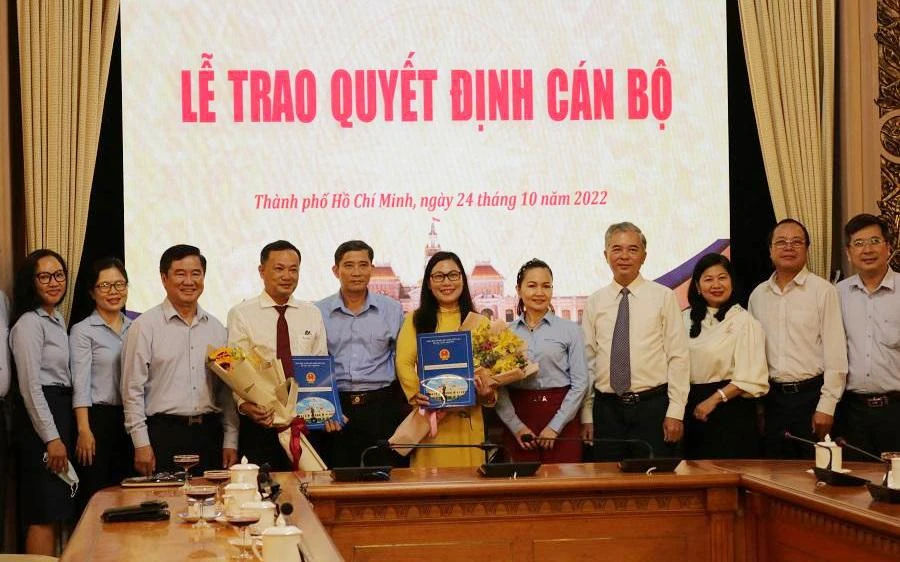 Tập thể các đơn vị cùng chúc mừng bà Huỳnh Thu Thảo và ông Huỳnh Văn Phùng. Ảnh: THANH TUYỀN