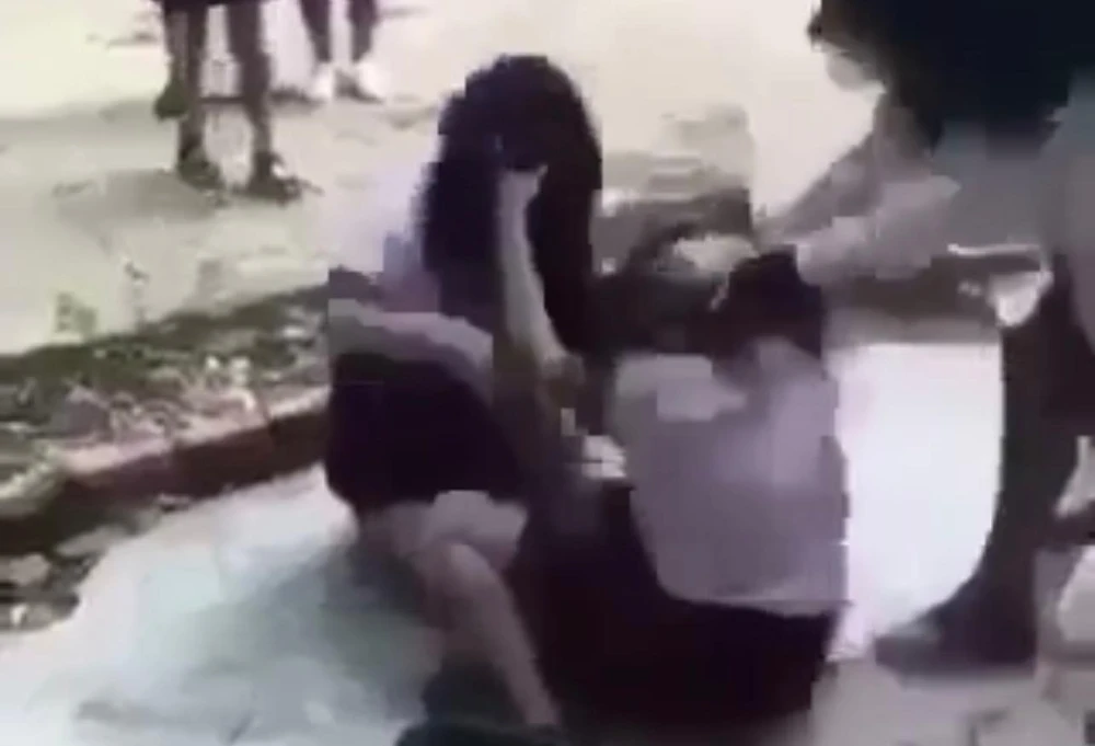Hình ảnh bạo lực học đường gây phản cảm. Ảnh: Cắt từ clip