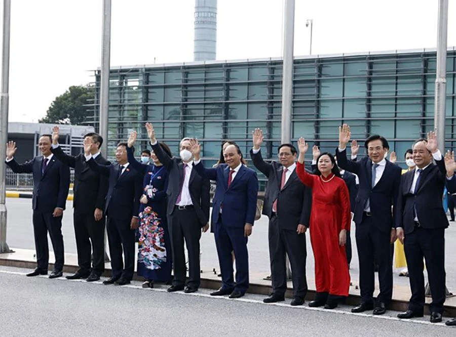 Chủ tịch nước Nguyễn Xuân Phúc, Thủ tướng Phạm Minh Chính cùng nhiều vị lãnh đạo cấp cao Đảng, Nhà nước tiễn Tổng Bí thư Nguyễn Phú Trọng tại Sân bay quốc tế Nội Bài. Ảnh: TTXVN
