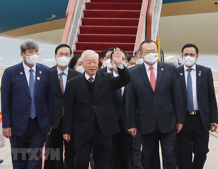 Tổng Bí thư Nguyễn Phú Trọng vẫy tay chào đại biểu Trung Quốc và cán bộ Đại sứ quán Việt Nam ra đón tại Sân bay quốc tế Bắc Kinh. Ảnh: TTXVN