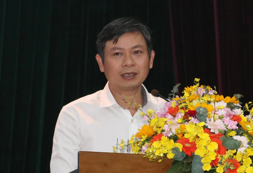 Ông Lê Văn Chiến, Chủ tịch UBND quận 4 phát biểu tại hội nghị. Ảnh: THÚY NHI