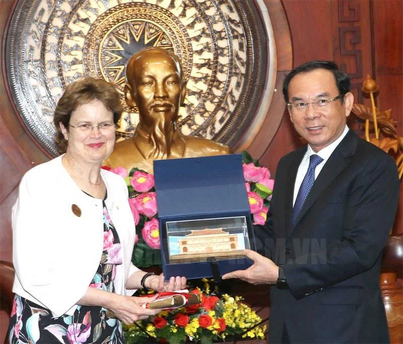 Bí thư Thành ủy TP.HCM Nguyễn Văn Nên tặng quà lưu niệm của TPHCM cho bà Frances Adamson. Ảnh: Thanhuytphcm