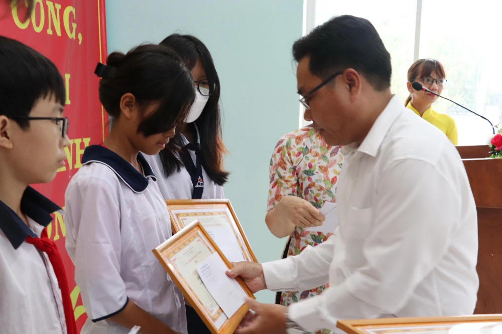 Những học sinh khó khăn trên địa bàn được nhận hỗ trợ. Ảnh: ANH HOÀNG