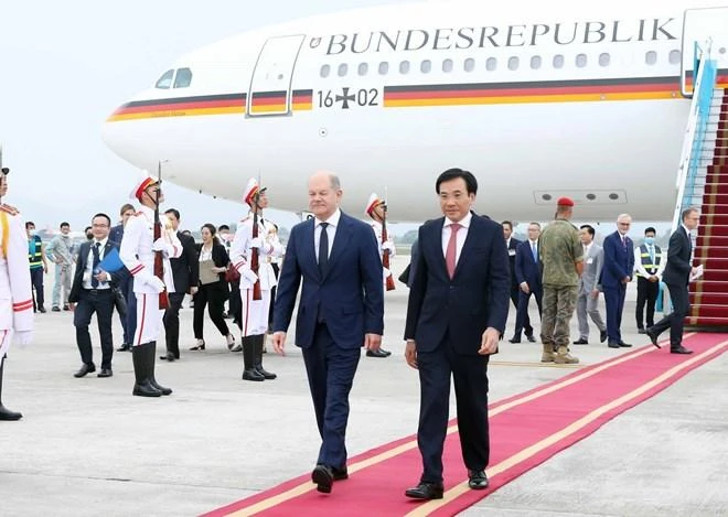 Thủ tướng CHLB Đức Olaf Scholz tại sân bay Nội Bài