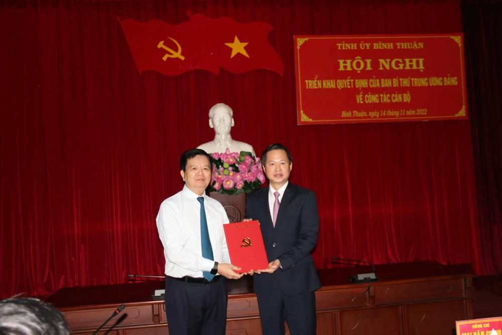 Ông Đoàn Anh Dũng (áo đen) nhận quyết định. Ảnh: BT Ông Đoàn Anh Dũng (áo đen) nhận quyết định. Ảnh: BT