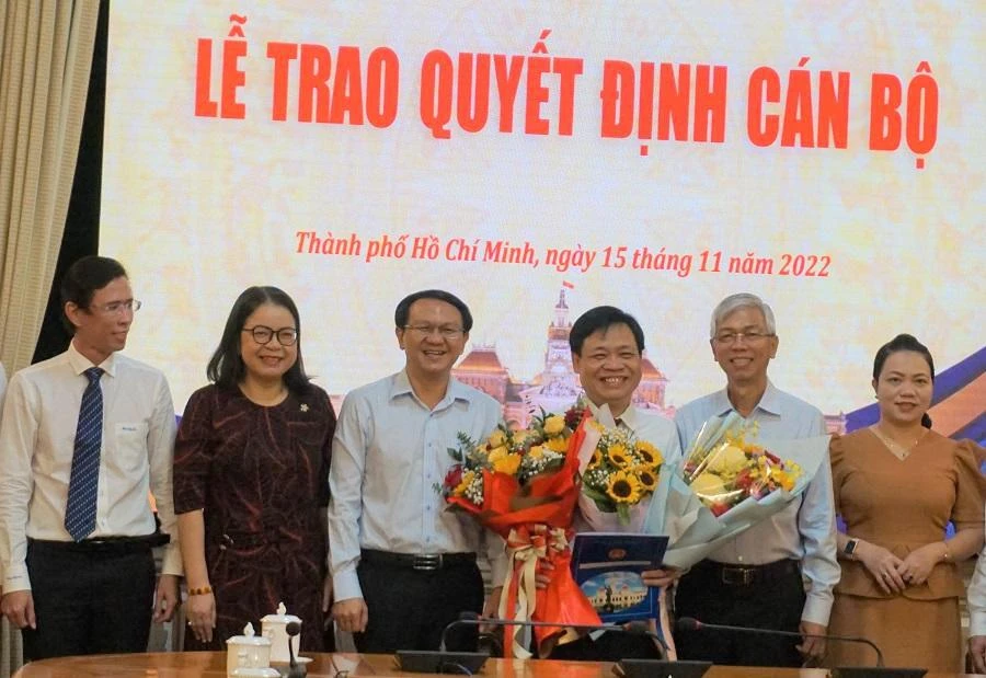 Phó Chủ tịch UBND TP.HCM Võ Văn Hoan cùng lãnh đạo Sở TT&amp;TT, Ban quản lý Khu công nghệ cao TP.HCM chúc mừng ông Lê Quốc Cường. Ảnh: THANH TUYỀN