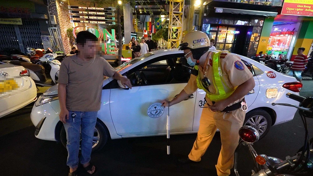 Taxi dán logo nhái một hãng taxi đang hoạt động ở TP.HCM. Ảnh: ĐC