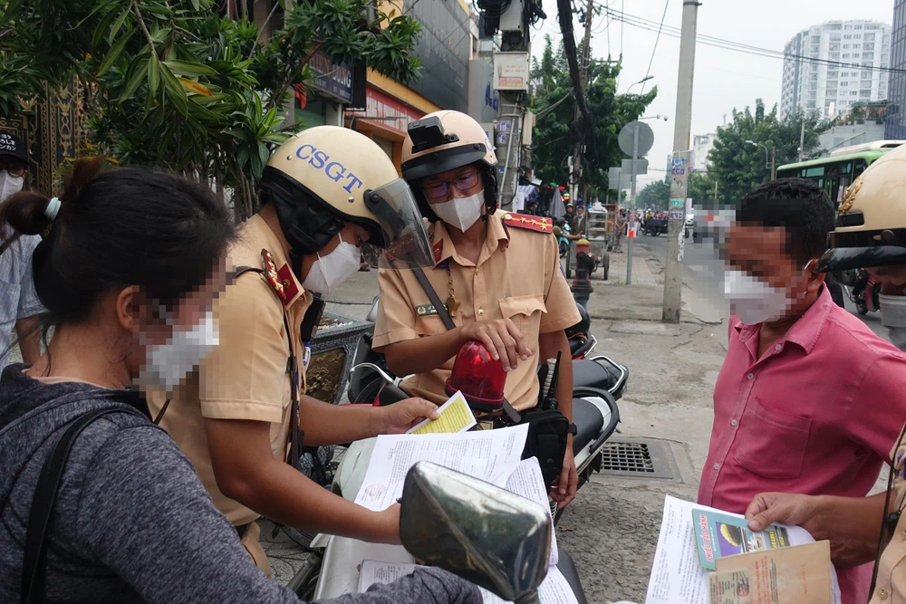 csgt-TPHCM-kiem-tra-xe-khach-vi-pham