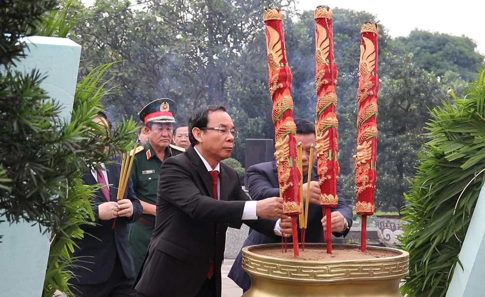 Ông Nguyễn Văn Nên, Bí thư Thành ủy TP.HCM, dâng hương tại buổi lễ. Ảnh: VÕ THƠ