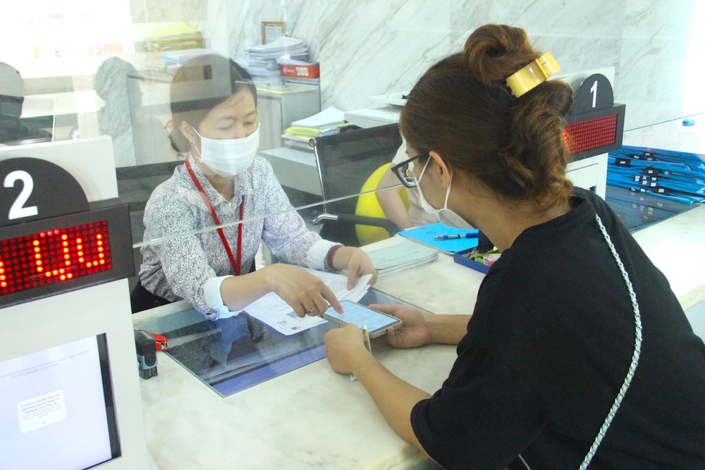 Người dân sẽ "chấm điểm" về sự hài lòng khi thực hiện các thủ tục hành chính đối với cán bộ, công chức. Ảnh: LÊ THOA