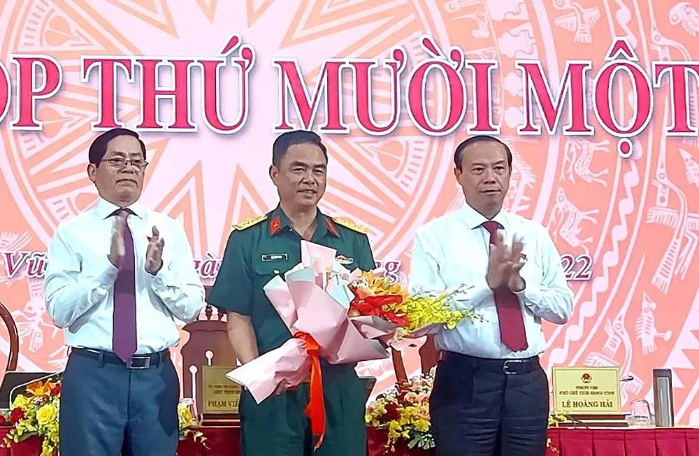 Đại tá Lê Xuân Bình nhận hoa chúc mừng từ lãnh đạo tỉnh Bà Rịa-Vũng Tàu. Ảnh: TK