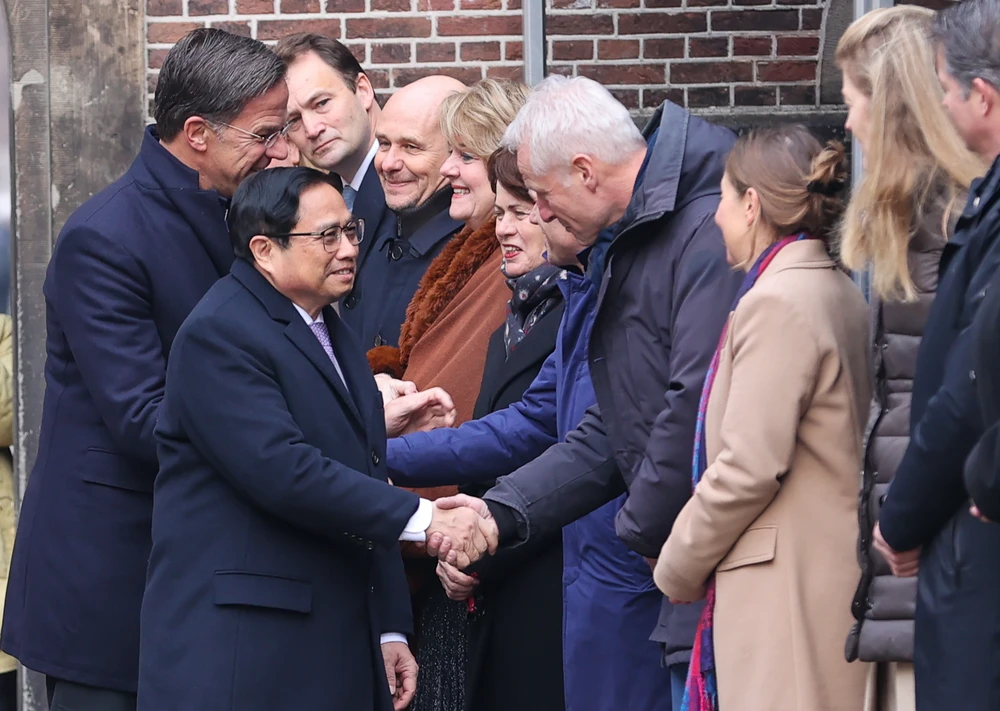 Thủ tướng Vương quốc Hà Lan Mark Rutte giới thiệu thành phần đoàn Hà Lan tham dự lễ đón. Ảnh: VGP Thủ tướng Vương quốc Hà Lan Mark Rutte giới thiệu thành phần đoàn Hà Lan tham dự lễ đón. Ảnh: VGP