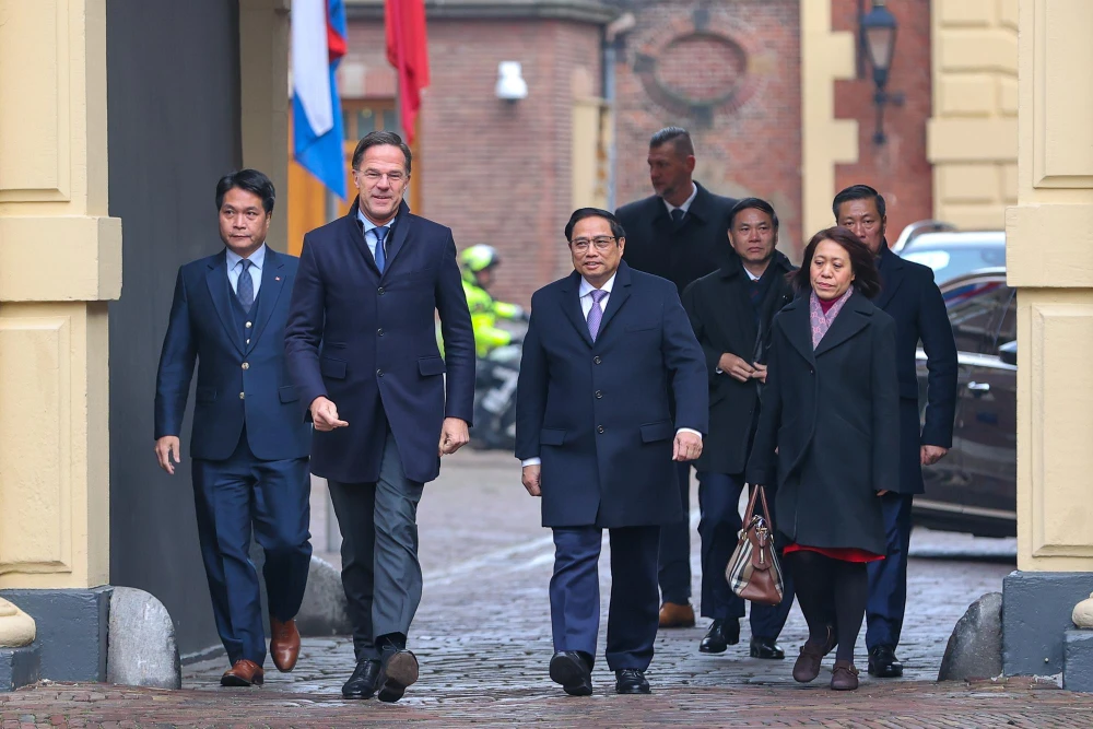 Thủ tướng Vương quốc Hà Lan Mark Rutte ra đón Thủ tướng Phạm Minh Chính. Ảnh: VGP Thủ tướng Vương quốc Hà Lan Mark Rutte ra đón Thủ tướng Phạm Minh Chính. Ảnh: VGP