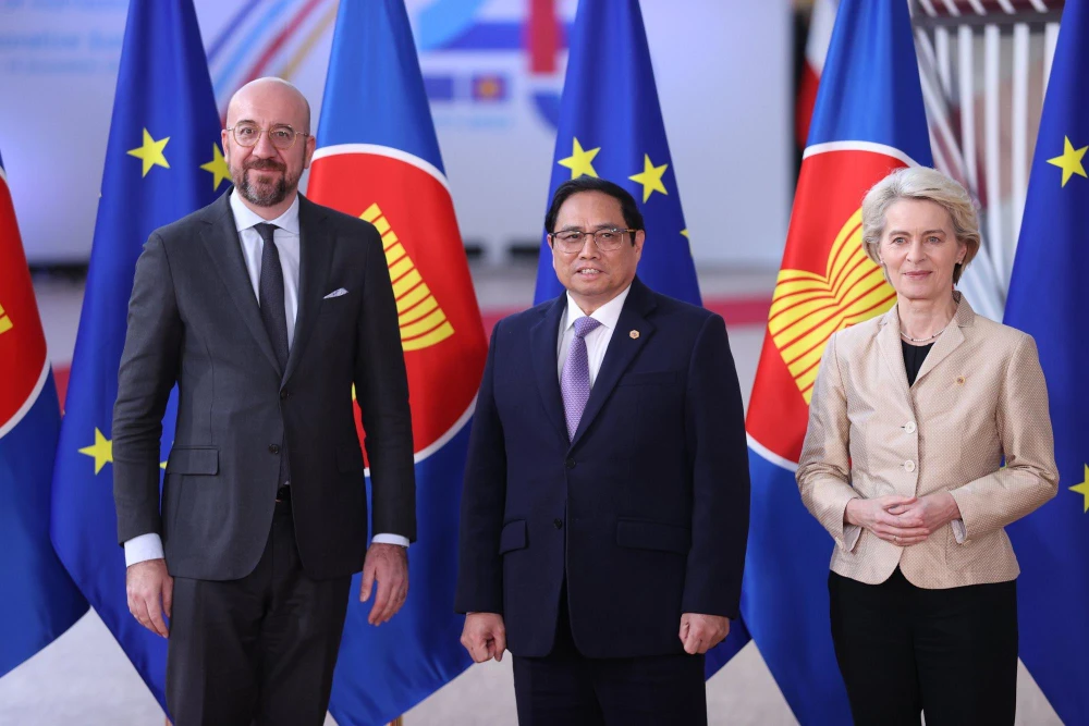 Chủ tịch Hội đồng châu Âu Charles Michel và Chủ tịch Ủy ban châu Âu Ursula Von der Leyen đón Thủ tướng Phạm Minh Chính tham dự Lễ khai mạc Hội nghị Cấp cao kỷ niệm 45 năm quan hệ ASEAN-EU. Ảnh: VGP