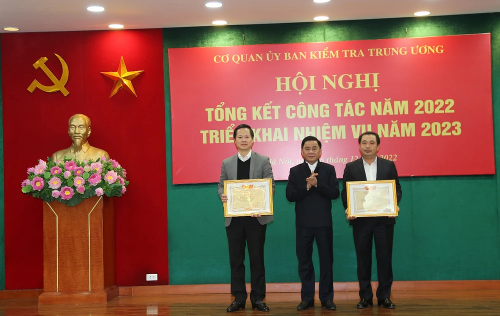 Chủ nhiệm UBKT Trung ương Trần Cẩm Tú tặng bằng khen cho các cán bộ đã có thành tích xuất sắc trong quá trình công tác. Ảnh: UBKTTW