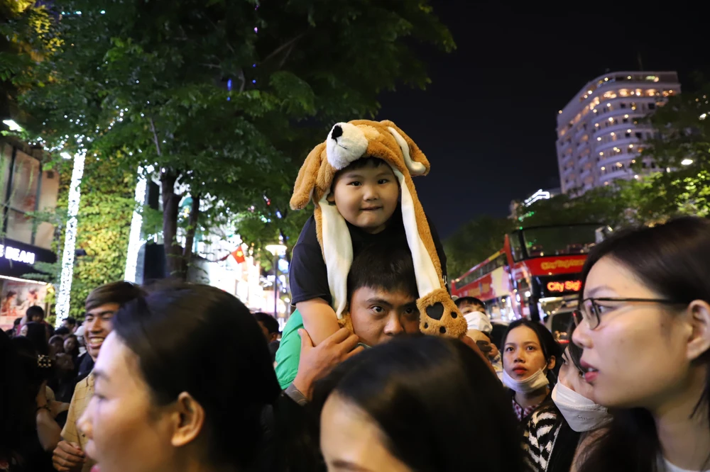 Nhiều gia đình đưa cả con em len lỏi vào từng dòng người để có thể tham dự sự kiện.