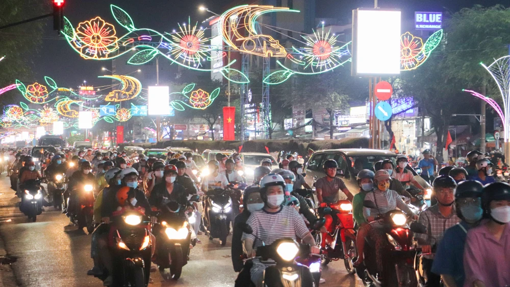 Dòng người đổ về trung tâm quận Ninh Kiều, TP Cần Thơ khá đông.