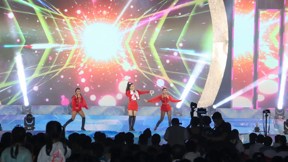 Chương trình văn nghệ mừng xuân mới được tổ chức tại công viên Lưu Hữu Phước (Ninh Kiều) thu hút nhiều người dân tới thưởng thức.