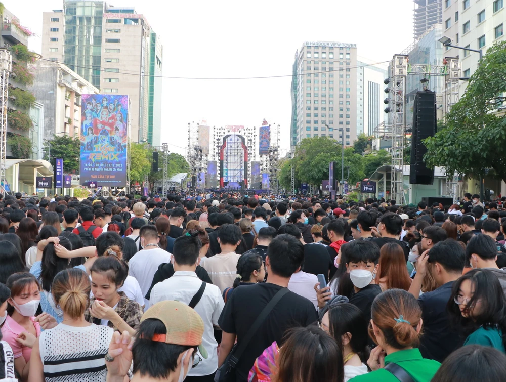 Theo ghi nhận tại phố đi bộ Nguyễn Huệ chiều ngày 31-12-2022, có đông nghịt người đến đây từ sớm để đợi đến sự kiện countdown 2023. Ảnh: BẢO PHƯƠNG