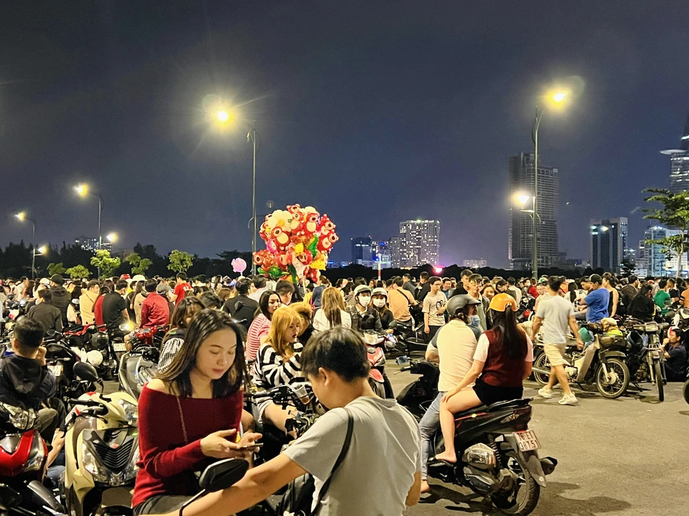 Người dân cả nước chào năm mới 2023 ảnh 57