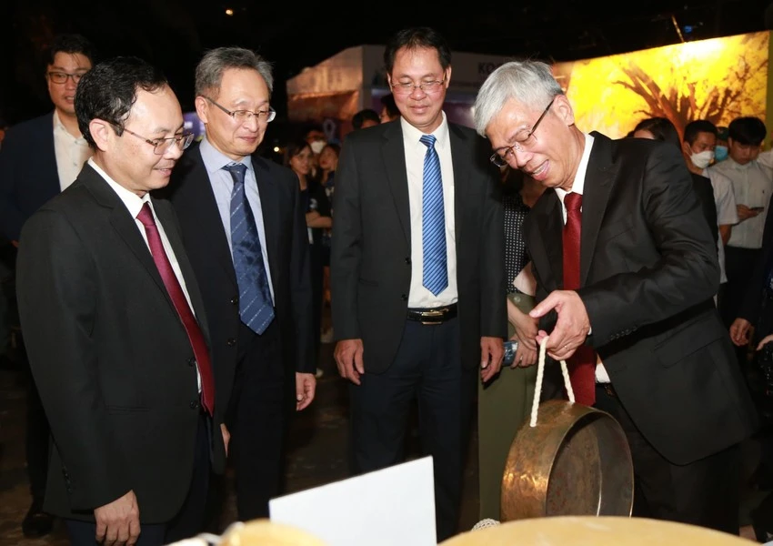 Phó Chủ tịch UBND TP Võ Văn Hoan (bên phải) tại một sự kiện giao lưu văn hoá Việt Nam - Hàn Quốc. Ảnh: BP