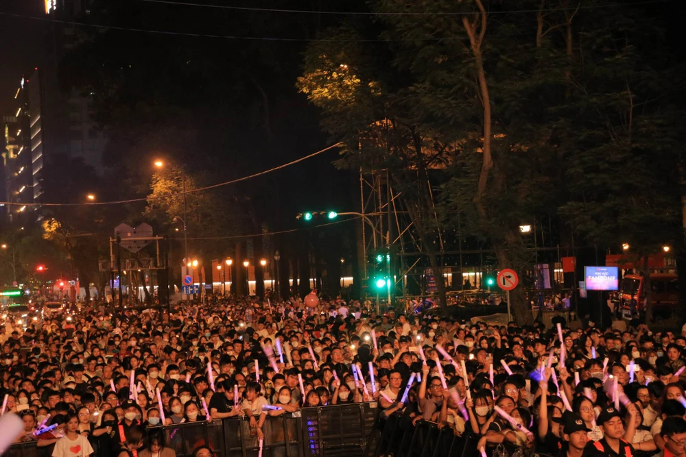 Người dân đổ về khu vực đường Lê Duẩn tham dự Countdown của Lazada.