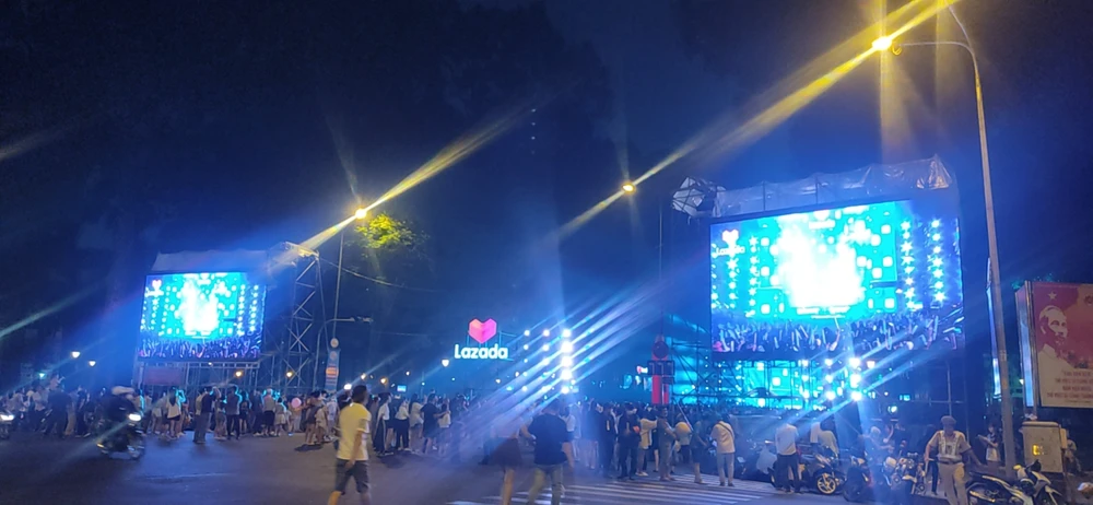 Người dân TP.HCM tham dự sự kiện Lazada Countdown Supershow tại đường Lê Duẩn, quận 1. Ảnh: NGUYỄN HỒNG