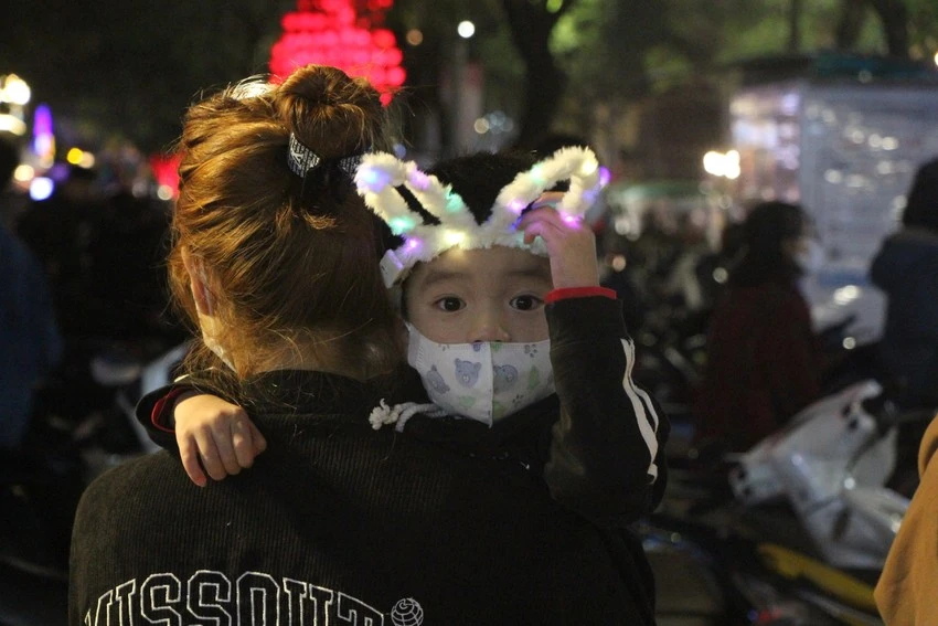 Những em bé được cha mẹ đưa cùng ra phố để đón năm mới.
