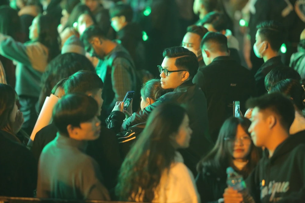 Một đôi bạn trẻ thể hiện tình cảm của mình trước thời khắc sắp sang năm mới.