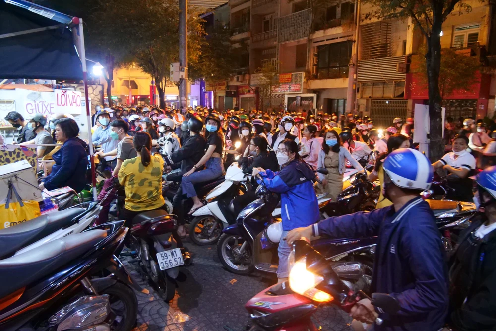 Nhiều người không vào được khu vực sân khấu đậu xe gần hàng rào để xem chương trình countdown.