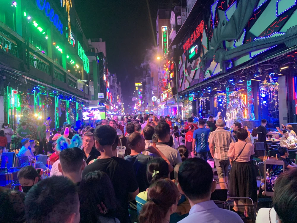 Cả tuyến phố đông nghịt người chờ đón khoảnh khắc giao thừa.