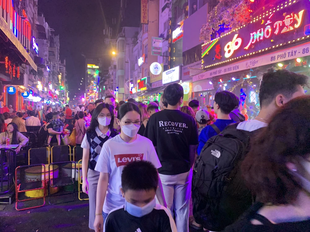 Người dân đổ về phố Tây Bùi Viện chào đón năm mới.