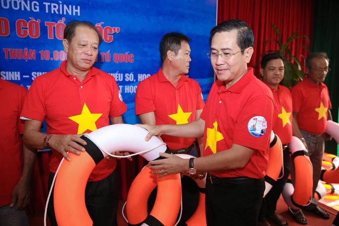 Ông Phạm Văn Hậu, Phó Bí thư Thường trực Tỉnh ủy, Chủ tịch HĐND tỉnh Ninh Thuận, trao cờ cho ngư dân. Ảnh: HOÀNG TRIỀU Ông Phạm Văn Hậu, Phó Bí thư Thường trực Tỉnh ủy, Chủ tịch HĐND tỉnh Ninh Thuận, trao cờ cho ngư dân. Ảnh: HOÀNG TRIỀU