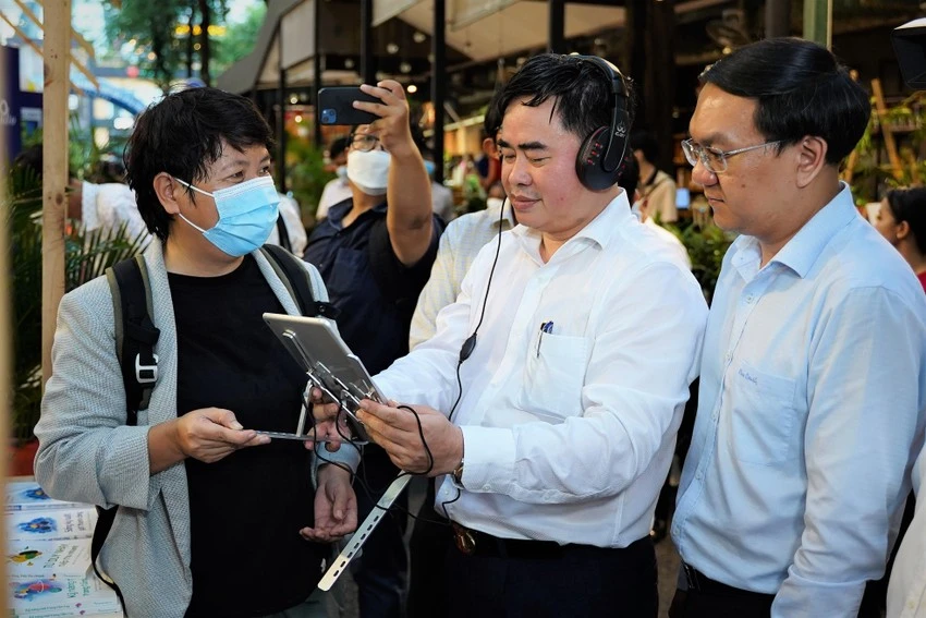 Lãnh đạo TP.HCM tham quan triển lãm “Sách và Chuyển đổi số” nằm trong chuỗi Tuần lễ Đổi mới sáng tạo và Chuyển đổi số năm 2022. Ảnh: BẢO PHƯƠNG