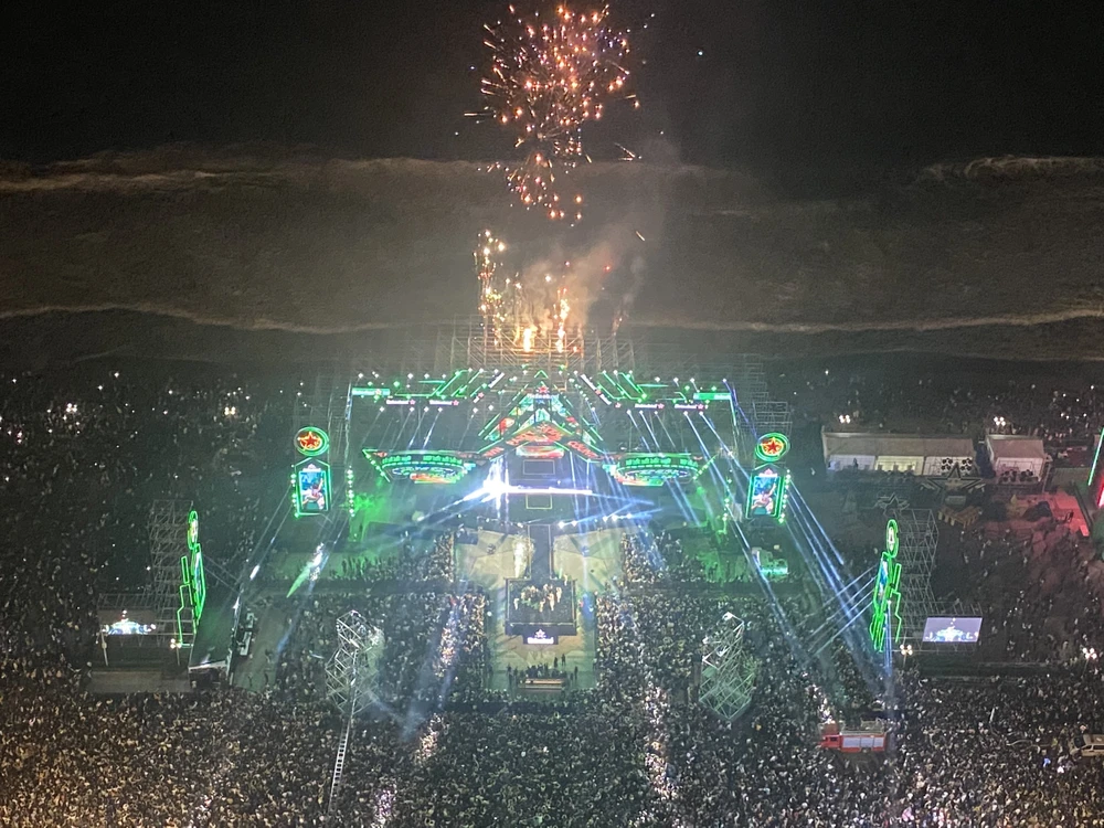 Bắn pháo hoa ở TP Nha Trang. Ảnh: CHU VÂN