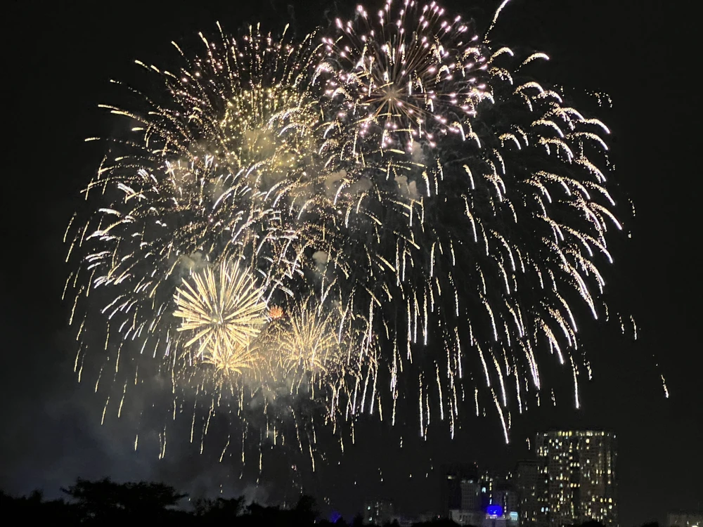 Bắn pháo hóa ở khu vực cầu Thủ Thiêm. Ảnh: NHẬT DIỄM