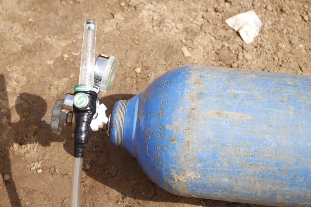 Bình ôxy được chuẩn bị và bơm liên tục tạo dưỡng khí cho cháu bé ở bên trong.